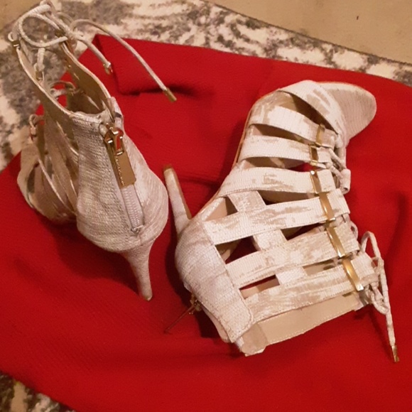 Vince Camuta.  Lace up shoe @ zipper back - Picture 3 of 8